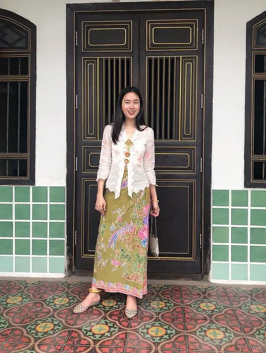 Nong Poy menyebut gayanya sebagai kebaya peranakan. Kebaya peranakan lahir dari percampuran budaya China di Asia Tenggara. [@poydtreechad]