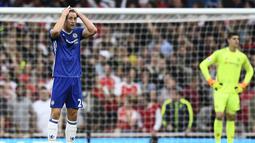 Ekspresi pemain Chelsea, Gary Cahill saat gagal mengantisipasi bola yang berbuah gol dari kaki pemain Arsenal, Alexis Sanchez pada lanjutan Premier League di Emirates Stadium, Minggu (25/9/2016) dini hari WIB. (Reuters/Dylan Martinez)