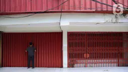 Pemilik toko memilih tutup sementara sampai situasi kembali kondusif. (Liputan6.com/Angga Yuniar)