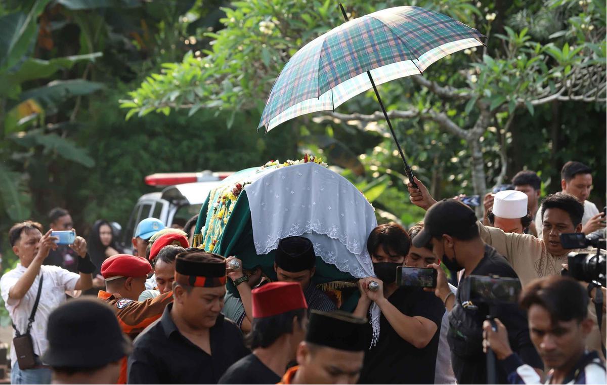 Tangis Haru Iringi Pemakaman Mpok Alpa, Komedian Ceria yang Berjuang Diam-Diam Lawan Kanker