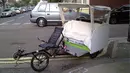 Becak dari negara inggris ini Memiliki bentuk yang sangat unik, kemudi terletak disetiap sisi pengendara, becak ini memiliki atap diatas  gerobak tersebut sehingga dapat melindungi penumpang dari sengat matahari dan juga hujan yang turun. (Wikipedia.org)