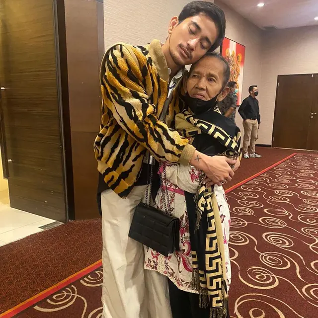 6 Potret Hangat Bio One dan Istri Mendiang Gepeng Srimulat, Bak Anak Kandung