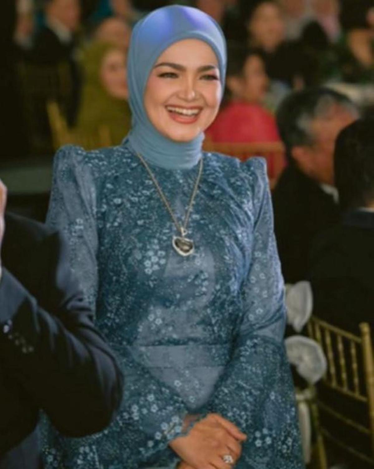 7 Potret Gaun Brokat Siti Nurhaliza di Pernikahan Anak Sambung, Detail Payet Memukau