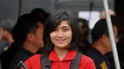 Bripda Suci Amelia, Tim Jaguar Polresta Depok, ketika rilis hasil pengungkapan Operasi Pekat di Polda Metro Jaya, Jumat (3/6). Pose polwan cantik yang sedang menenteng senjata api laras panjang mencuri perhatian pewarta foto. (Liputan6.com/Gempur M Surya)