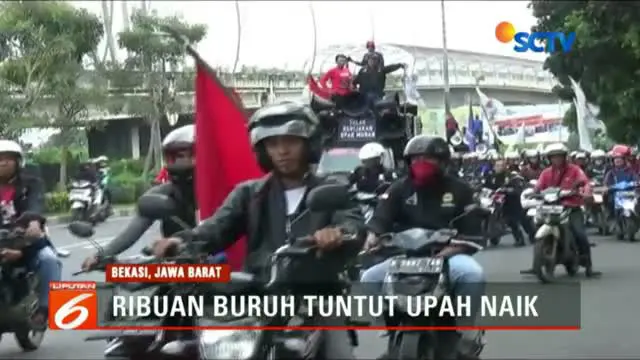 Ribuan buruh di Kota Bekasi, Jawa Barat. Menggelar unjuk rasa di depan Kantor Pemerintah Kota Bekasi.