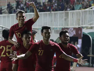 Pemain Timnas Indonesia U-22 merayakan gol yang dicetak Egy Maulana Vikri ke gawang Timnas Iran U-23 pada laga uji coba internasional di Stadion Pakansari, Bogor, Sabtu (16/11). Indonesia menang 2-1 atas Iran. (Bola.com/Yoppy Renato)