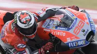 Aksi pembalap Ducati, Jorge Lorenzo pada MotoGP Argentina 2018 di Termas de Rio Hondo. (Juan MABROMATA / AFP)