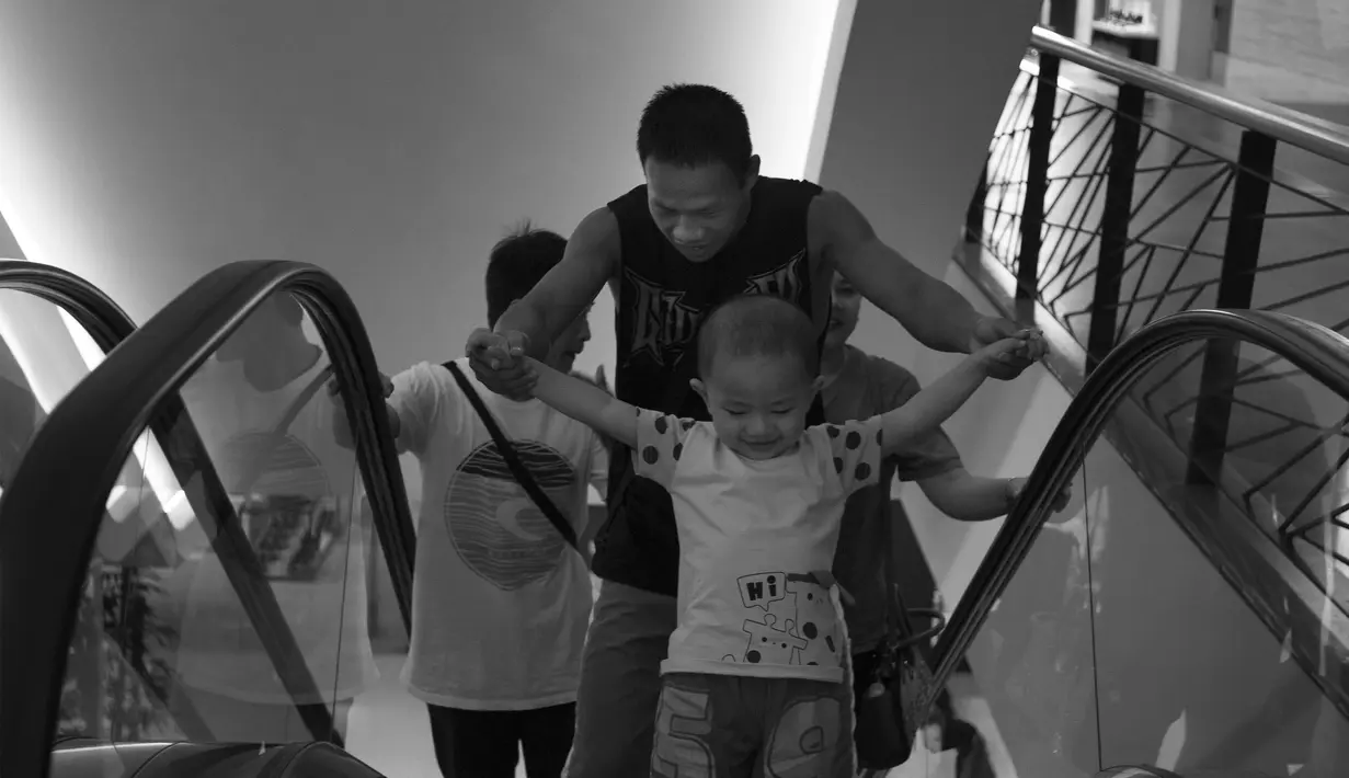 Daud Yordan bermain dengan anaknya pada sebuah mall di kawasan Jakarta. (Bola.com/Vitalis Yogi Trisna)