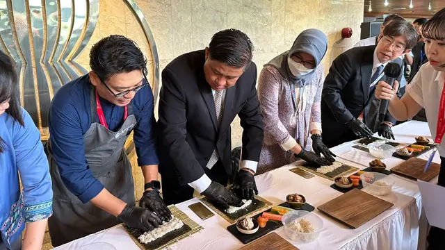 Duta Besar Jepang untuk ASEAN Kiya Masahiko (ujung kanan) bersama sejumlah duta besar ASEAN lainnya mencoba membuat sushi dalam perayaan 50 tahun hubungan ASEAN-Jepang. (Liputan6/Benedikta Miranti)