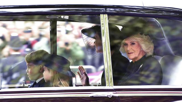 Pangeran George, Putri Charlotte, Kate Middleton, serta Camilla dalam Pemakaman Ratu Elizabeth II. (Anthony Devlin/Pool Photo via AP)