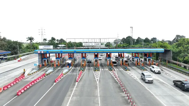 Lalu lintas kendaraan yang meninggalkan Jabodetabek H-1 Maulid Nabi 2025 melalui jalan tol yang dikelola oleh Jasa Marga. (Dok JSMR)