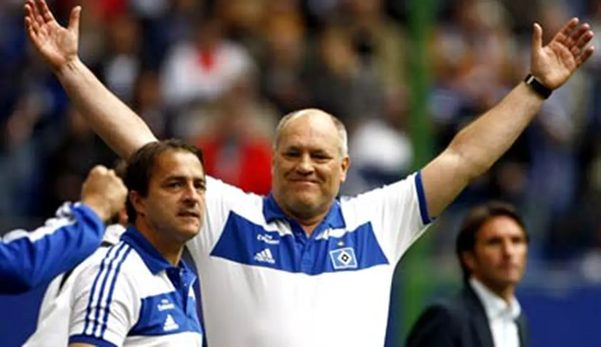 Hamburg's coach Martin Jol celebrates after their 4th day Bundesliga football match against Bayer Leverkusen on September 13, 2008 at the in Hamburg. Hamburg won 3-2 and takes the head of the Bundesliga. AFP PHOTO DDP/ ROLAND MAGUNIA