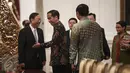 Presiden Joko Widodo atau Jokowi menerima kunjungan anggota Dewan Negara China Yang Jiechi (kiri) di Istana Merdeka, Jakarta, Senin (9/5). Persoalan energi dan kereta cepat menjadi pembahasan dalam pertemuan tertutup itu. (Liputan6.com/Faizal Fanani)