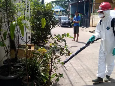 Petugas Palang Merah Indonesia (PMI) Kota Tangerang melakukan penyemprotan Desinfektan di Perumahan Pondok Arum, Karawaci, Tangerang, Rabu (29/1/2020). Penyemprotan dilakukan untuk mencegah bakteri dan  virus yang diakibatkan dari lingkungan yang kotor dari bekas banjir. (merdeka.com/Arie Basuki)