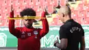 Striker Mesir, Mohamed Salah, mengikuti sesi latihan jelang laga Piala Dunia di Stadion Akhmat, Rusia, Selasa (12/6/2018). Kondisi cedera bahu yang berangsur pulih membuatnya siap tampil di Piala Dunia 2018. (AFP/Karim Jaafar)