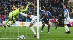Gelandang Chelsea, Willian berhasil mencetal gol melewati kiper Huddersfield Town, Jonas Lossi pada lanjutan pertandingan Premier League di Stadion The John Smith's, Selasa (12/12). Chelsea menaklukkan Huddersfield Town dengan skor 3-1. (Oli SCARFF / AFP)