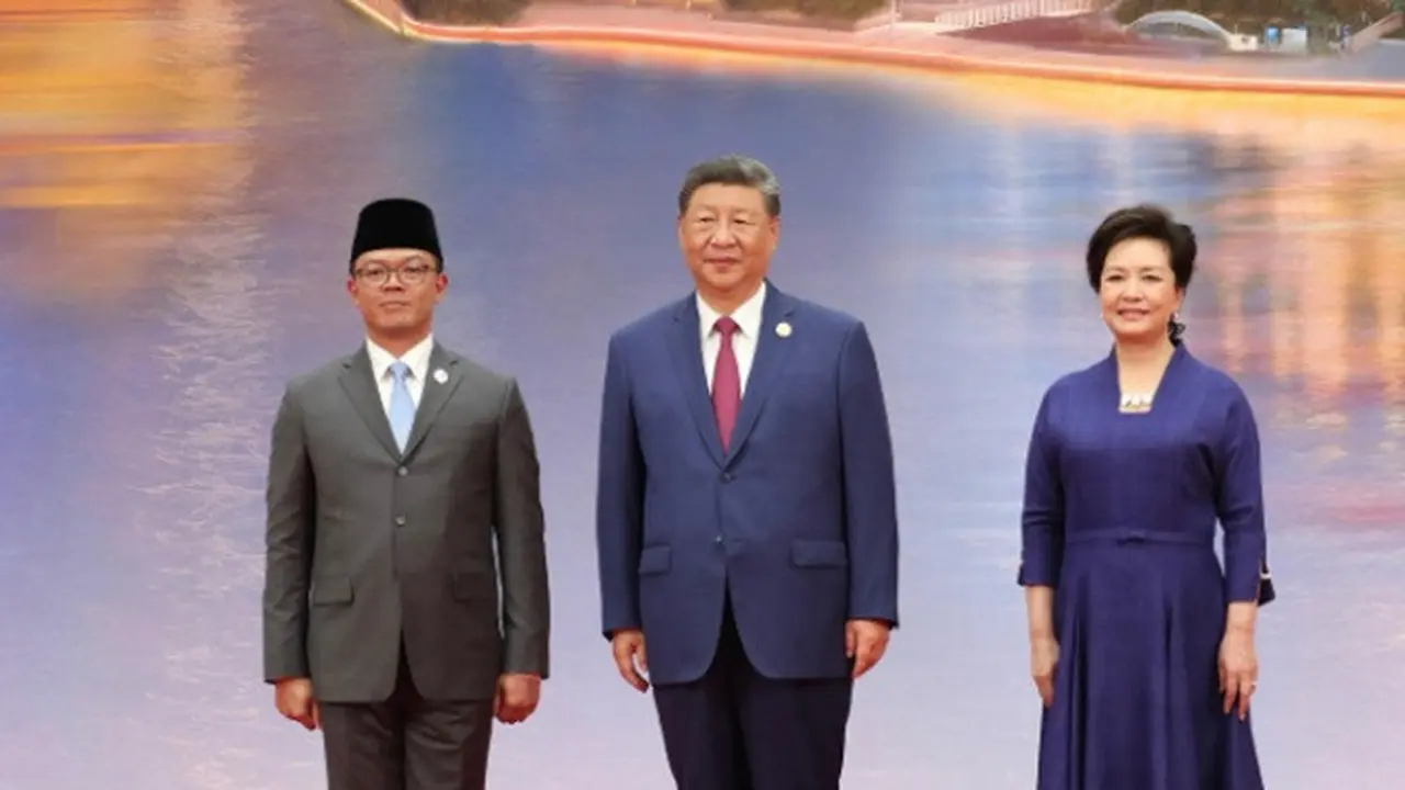Menlu RI Sugiono berpose bersama dengan Presiden China Xi Jinping dan istri Peng Liyuan sebelum mengikuti Konferensi Tingkat Tinggi (KTT) Shanghai Cooperation Organization (SCO) di Tianjin, China, Minggu (31/8/2025).
