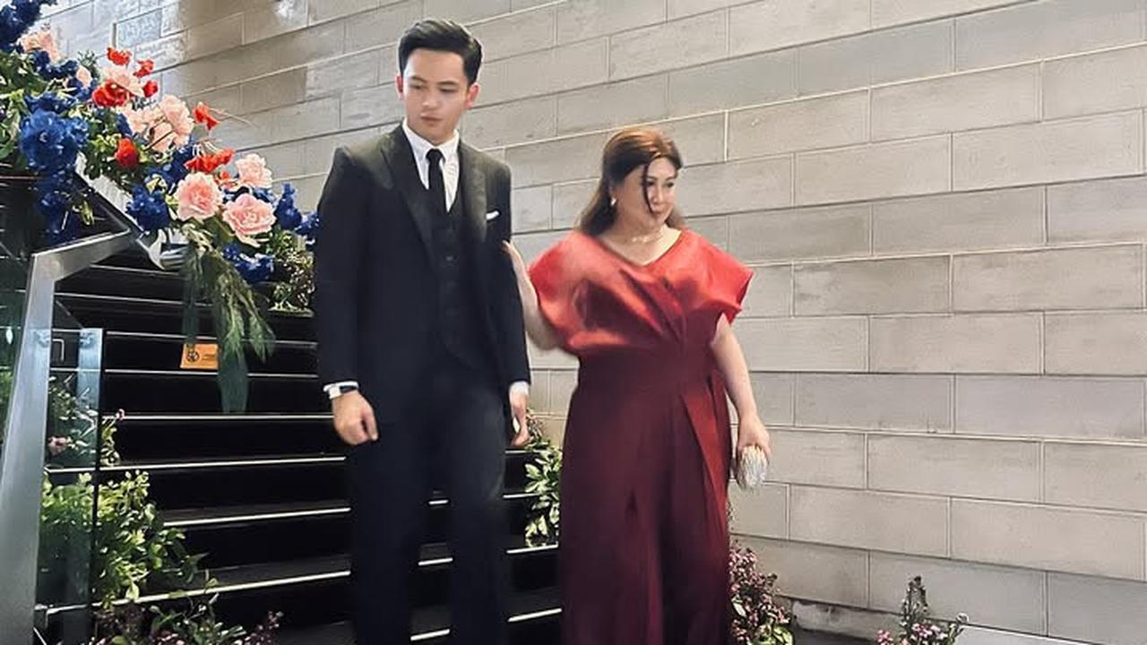 Bukan dengan Lyodra, 7 Potret Randy Martin Kondangan Bareng Sosok Tersayang Ini - Tampil Formal Pakai Setelan Jas
