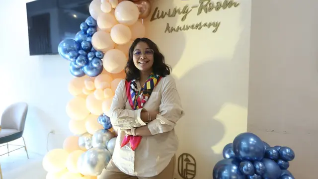 Diana Puspita di kedai kopi miliknya, Living Room