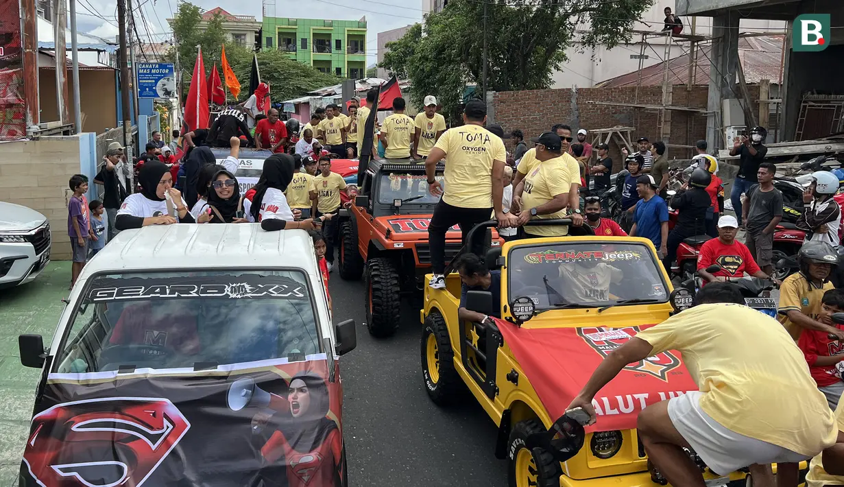 <p>Sejumlah pemain Malut United turun dari mobil bak terbuka setelah mengikuti konvoi di Kota Ternate, Maluku Utara pada Kamis (14/03/2024). (Bola.com/Hery Kurniawan)</p>