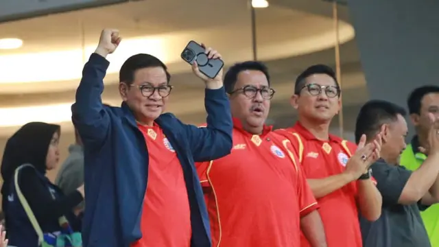 Gubernur Jakarta Pramono Anung bersama Wakil Gubernur (Wagub) Rano Karno meresmikan jersey baru tim sepak bola Persija.