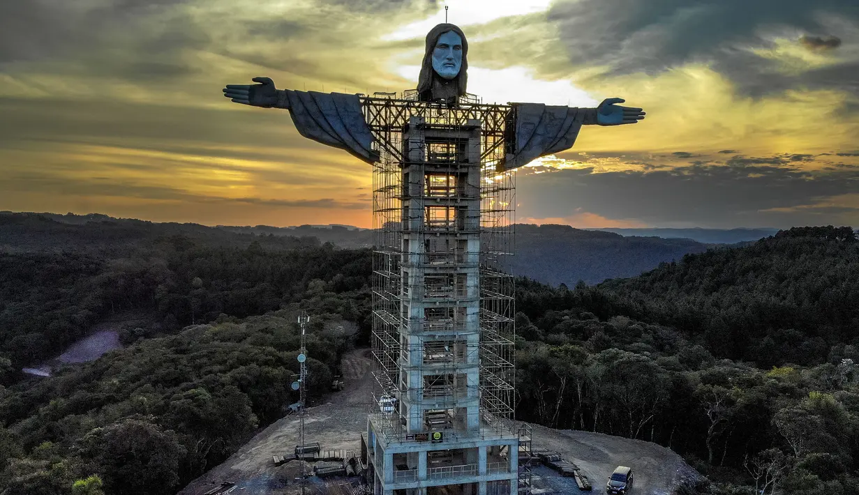 Pemandangan patung raksasa Yesus baru yang sedang dibangun di Encantado, negara bagian Rio Grande do Sul, Brasil, pada 9 April 2021. Patung "Christ the Protector" tersebut dikaim akan lebih tinggi daripada patung ikonik Kristus Penebus yang menghadap ke Rio de Janeiro. (SILVIO AVILA/AFP)