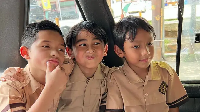 Potret anak-anak Ashanty dan Meisya Siregar naik angkot (Sumber: Instagram/meisya_siregar)