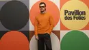 <p>Harry Styles tampak necis dalam balutan jumper oranye terang dan kemeja berenda biru. [Dok/Valentino].</p>