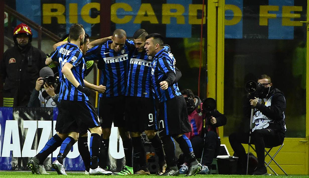 Para pemain Inter Milan merayakan gol yang dicetak Mauro Icardi ke gawang Chievo pada laga Serie A di Stadion San Siro, Italia, Rabu (3/2/2016). La Beneamata berhasil menang 1-0. (AFP/Olivier Morin)