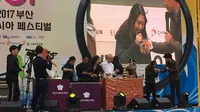 Chef William Wongso saat membuat nasi goreng kampung dalam acara "Busan One Asia Festival" yang digelar pada 28 Oktober 2017. (KBRI Seoul)