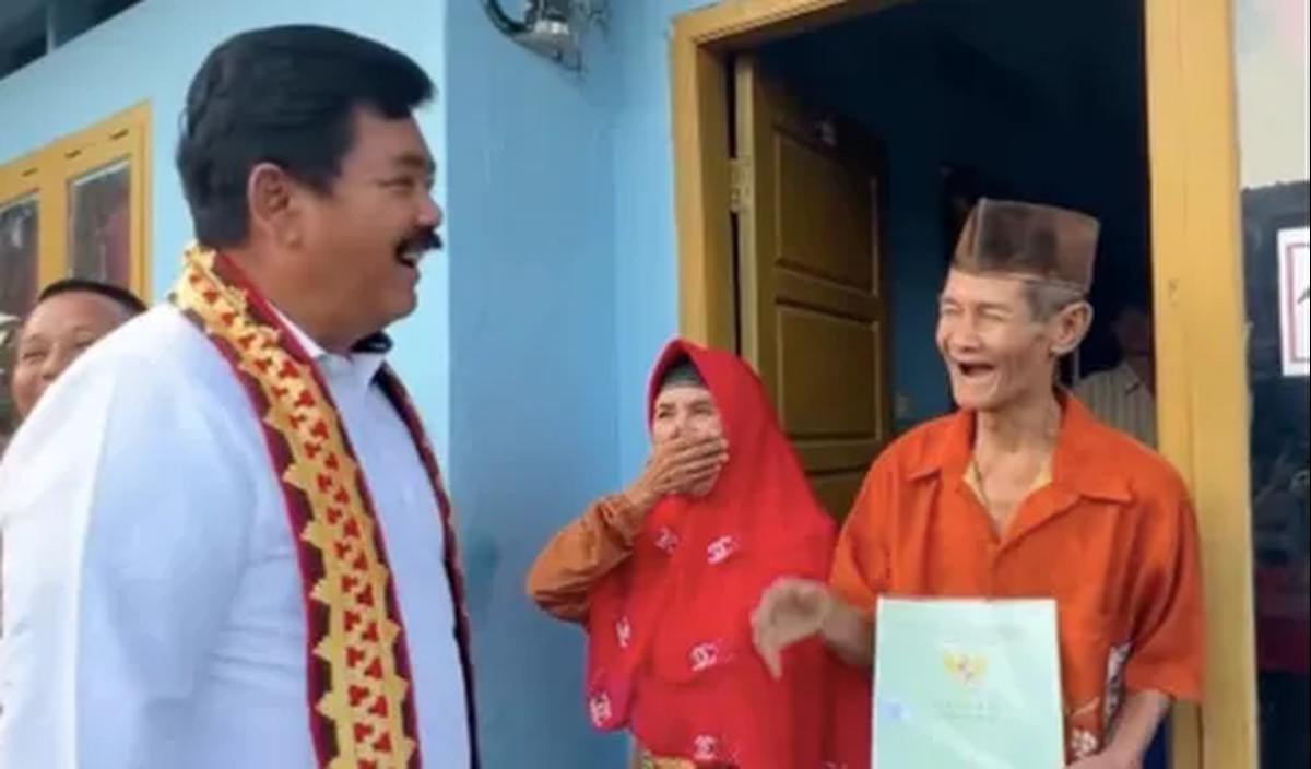 “Iya, sebelum tsunami nikah. Nikah, habis itu dua hari tsunami,” ucap pasangan lansia tersebut kepada Hadi Tjahjanto.<br>