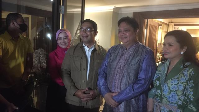 Ketum Partai Golkar Airlangga Hartarto menerima kunjungan Gubernur Jawa Barat Ridwan Kamil di rumah dinas Menko Perekonomian, Kompleks Widya Chandra, Jakarta Selatan. (Minggu (15/5/2022). (Liputan6.com/Muhammad Radityo Priyasmoro)