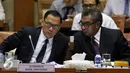 Agus Martowardojo berbincang saat mengikuti RDP dengan Komisi XI DPR, Jakarta, Senin (25/4). RDP untuk meminta masukan dari BI, OJK dan BKPM terkait RUU Pengampunan Pajak (Tax Amnesty) yang masuk dalam RUU Prolegnas. (Liputan6.com/Johan Tallo)