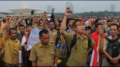 Sekitar 20 ribu guru dan tenaga honorer dari berbagai wilayah  yang juga didukung oleh massa buruh akan menggelar aksi unjuk rasa pada hari ini.  Titik aksi dari demonstrasi  akan dimulai di depan Gedung DPR mulai sekitar pukul 07.00-08.00 WIB.