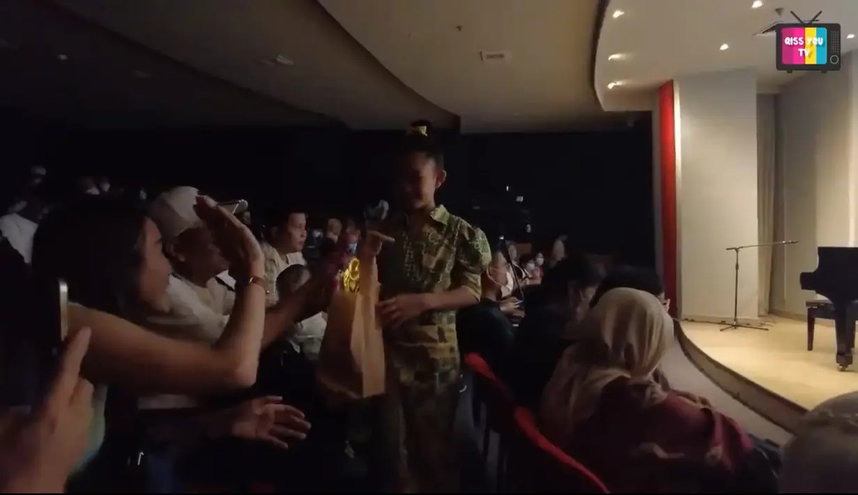 Momen Bilqis setelah selesai tampil membawa piala yang didapat dari tempat les-nya. Selain Ayu, ada Ayah Rozak dan istri, dan juga adik Ayu Ting Ting, Syifa bersama anaknya. [Instagram/Qiss You TV]