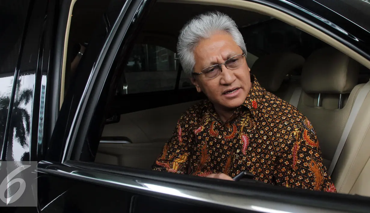 Kepala Sekretariat Presiden, Darmansjah Djumala memasuki mobil seusai menyerahkan Tiga paket gift di Gedung KPK, Jakarta, Jumat (28/10). Paket tersebut terdiri dari tea set, lukisan dan plakat. (Liputan6.com/Helmi Affandi)