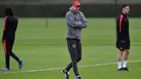 Pelatih Arsenal, Arsene Wenger melihat pemainnya berlatih di London Colney Arsenal, Inggris (4/4). Arsenal akan bertanding melawan wakil Rusia, CSKA Moscow pada leg pertama babak perempat final Liga Europa di Stadion Emirates. (AFP Photo/Ben Stansall)