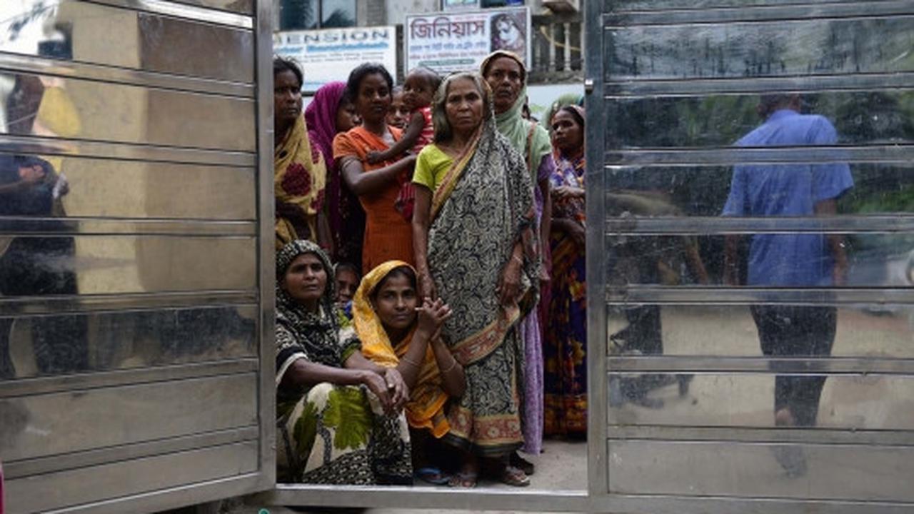 Momen langka, biksu di Bangladesh bagi-bagi takjil ke muslim