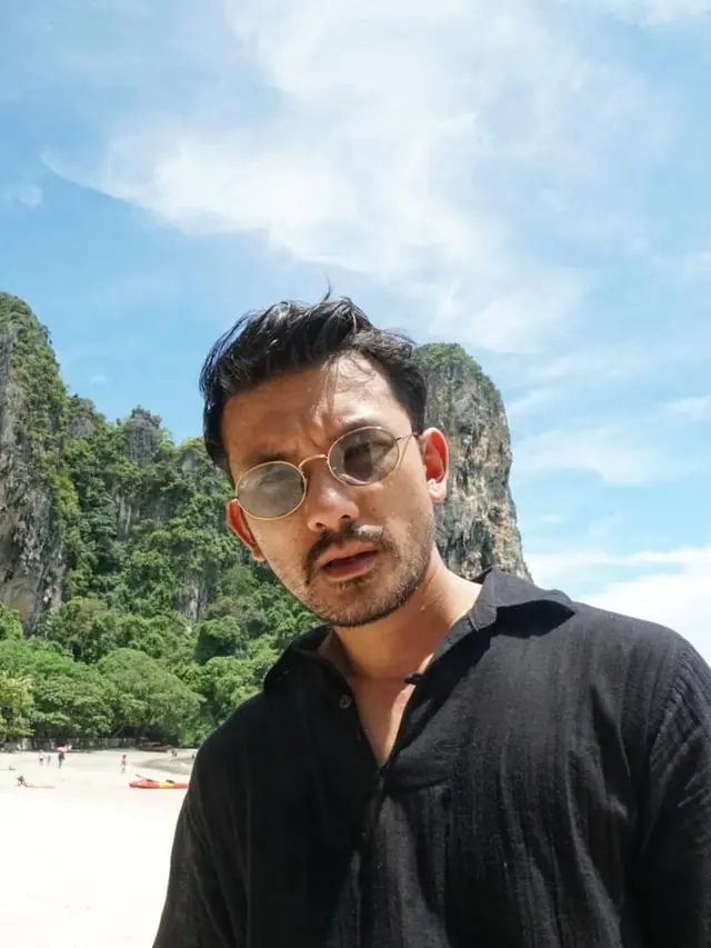 Rio Dewanto.