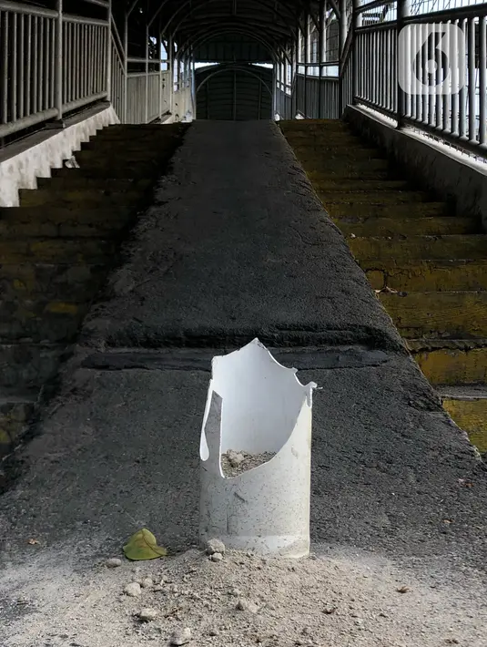 Kondisi Jembatan Penyeberangan Orang (JPO) di kawasan Pasar Minggu, Jakarta, Jumat (17/7/2020). Rendahnya kesadaran dalam disiplin berkendara menyebabkan sejumlah pengendara sepeda motor melintasi JPO tersebut meski merugikan pengguna lain. (Liputan6.com/Immanuel Antonius)