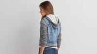 Pusing dengan setumpuk busana lawas seperti jaket jeans yang sudah tak terpakai lagi? Simak tips berikut ini.