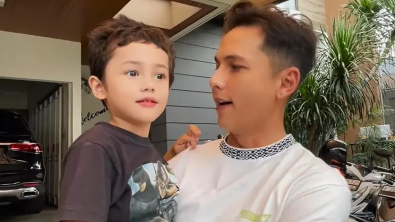 Ada juga yang menyebut jika penampilan Saka disebut begitu mirip dengan Andhika Pratama.<br>