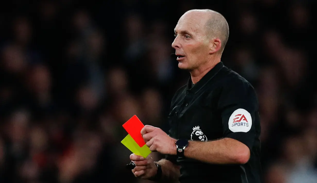 Mike Dean dan keluarganya pernah mendapat ancaman pembunuhan usai mengeluarkan 3 kartu merah dalam 2 partai beruntun di Premier League.  (AFP/Adrian Dennis)