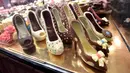 Kreasi cokelat yang berbentuk sepatu hak tinggi ditampilkan selama Chocolate Fair di Brussels, Belgia pada 21 Februari 2019. Edisi ke-6 Chocolate Fair berlangsung mulai 22 Februari 2019 hingga 24 Februari mendatang. (Photo by EMMANUEL DUNAND / AFP)