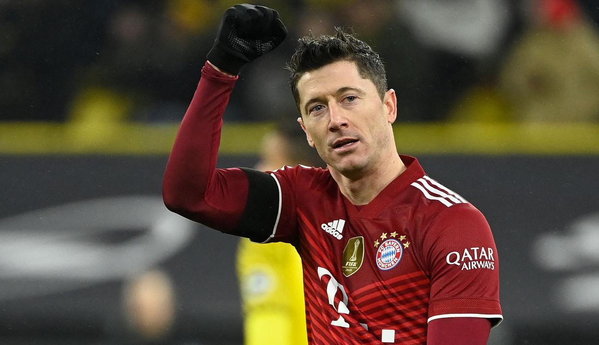 Robert Lewandowski menjadi pemain yang tak pandang bulu jika di depan gawang lawannya, termasuk saat bertemu sang mantan, Borussia Dortmund. Musim ini, penyerang Bayern Munchen tersebut tercatat telah mencetak empat kali gol dalam dua kali pertemuan. (AFP/Ina Fassbender)