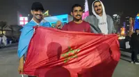 Mushaf (kanan) fan Maroko asal Oman di ajang Piala Dunia 2022 Qatar. (Hendry Wibowo/Bola.com)