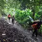 Personel Pos SAR Parimo saat melaksanakan operasi pencarian 2 bocah yang hilang di hutan di Kabupaten Parimo, Minggu (2/8/2020). (Foto: Basarnas Palu).