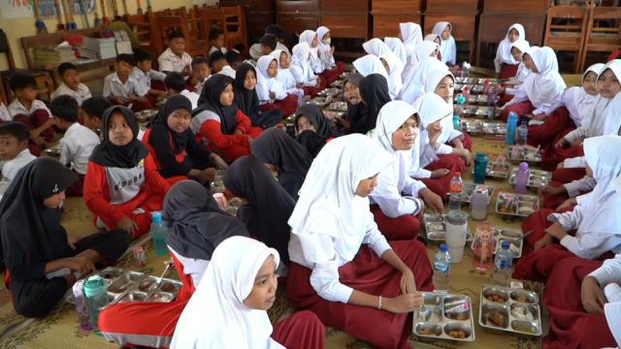 Hari Kartini, MBG di SDN 2 Barukan Disajikan Prasmanan: Ada Ikan Lele Hingga Susu Kotak