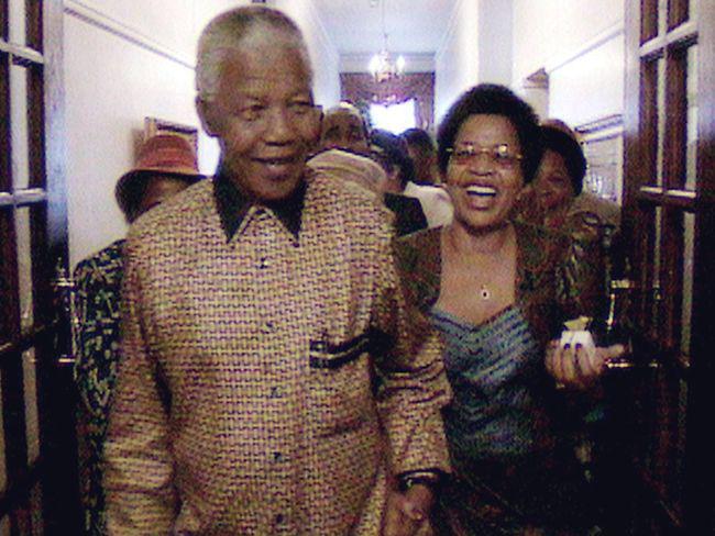 Sering ketahuan bergandengan tangan, Mandela mendeklarasikan hubungannya dengan Machel (c)AFP/theaustralian.com.au