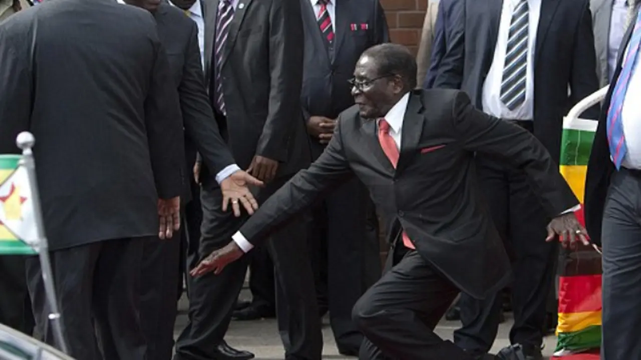Presiden Zambia Mugabe terjatuh. (Daily Mail)
